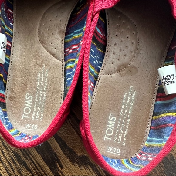 Women’s Size 10 Red Toms - Picture 6 of 6